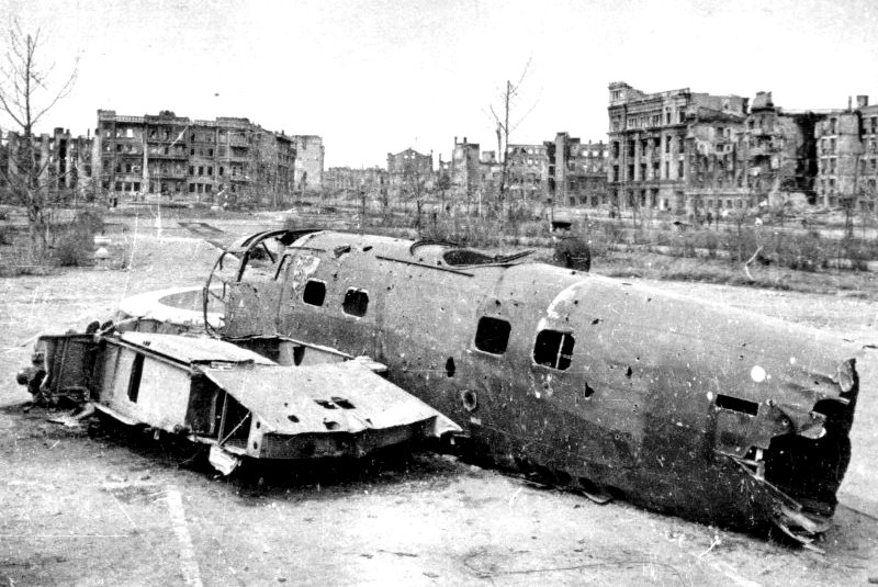 HE-111 skeleton. Shot made in 1943 in Stalingrad HE-111 skeleton. Shot made in 1943 in Stalingrad