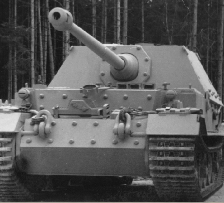 One of the first self-propelled guns on the chassis of the failed Tiger was 8.8 cm StuK 43 Sfl L / 7