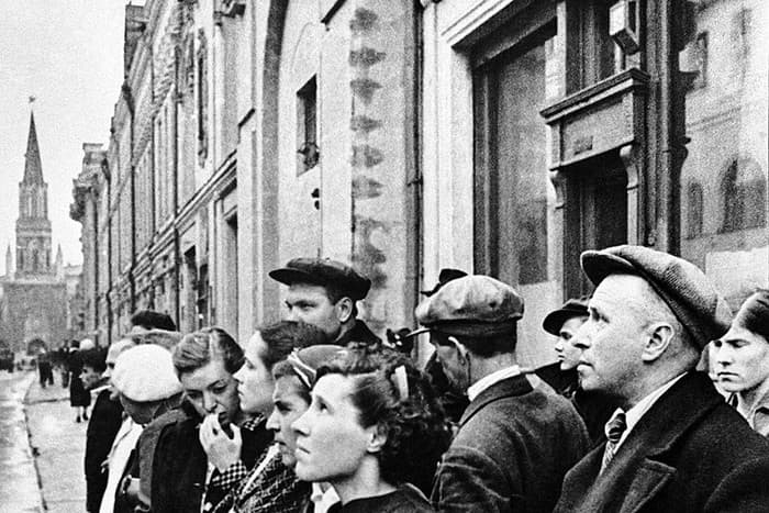 Muscovites listen to the announcement of the outbreak of war on the radio