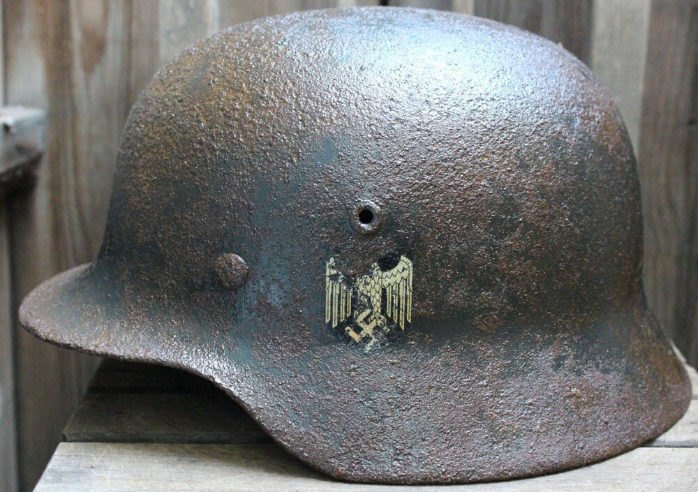 Wehrmacht helmet M40 / from Stalingrad