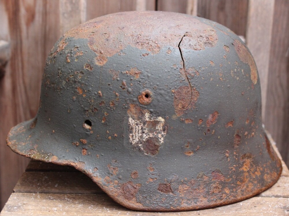 Wehrmacht helmet M40 / from Novgorod