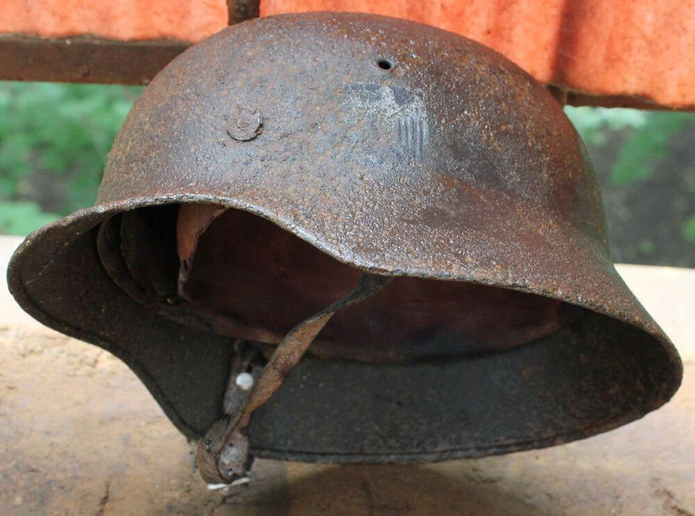 Wehrmacht helmet M40 / from Stalingrad
