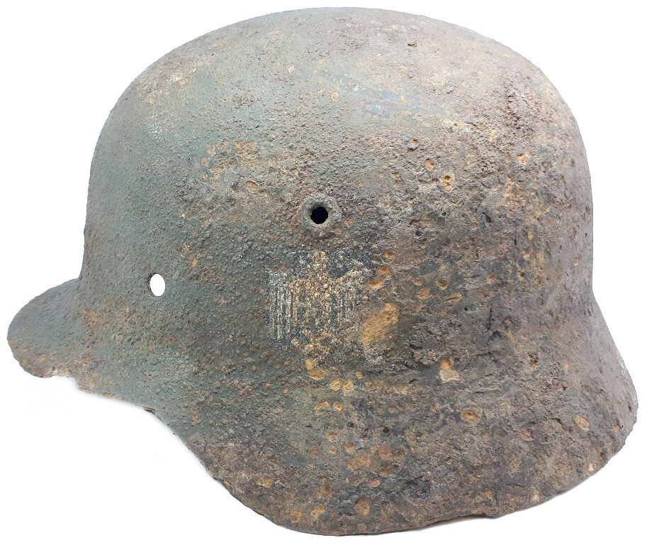 Wehrmacht helmet M40 / from Stalingrad