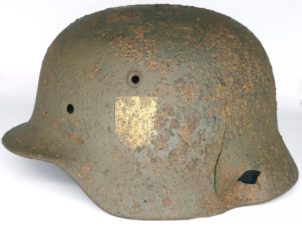 Wehrmacht helmet M40 / from Stalingrad