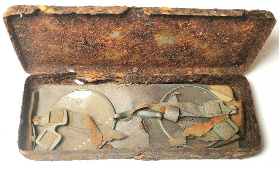 Case with glasses / from Stalingrad