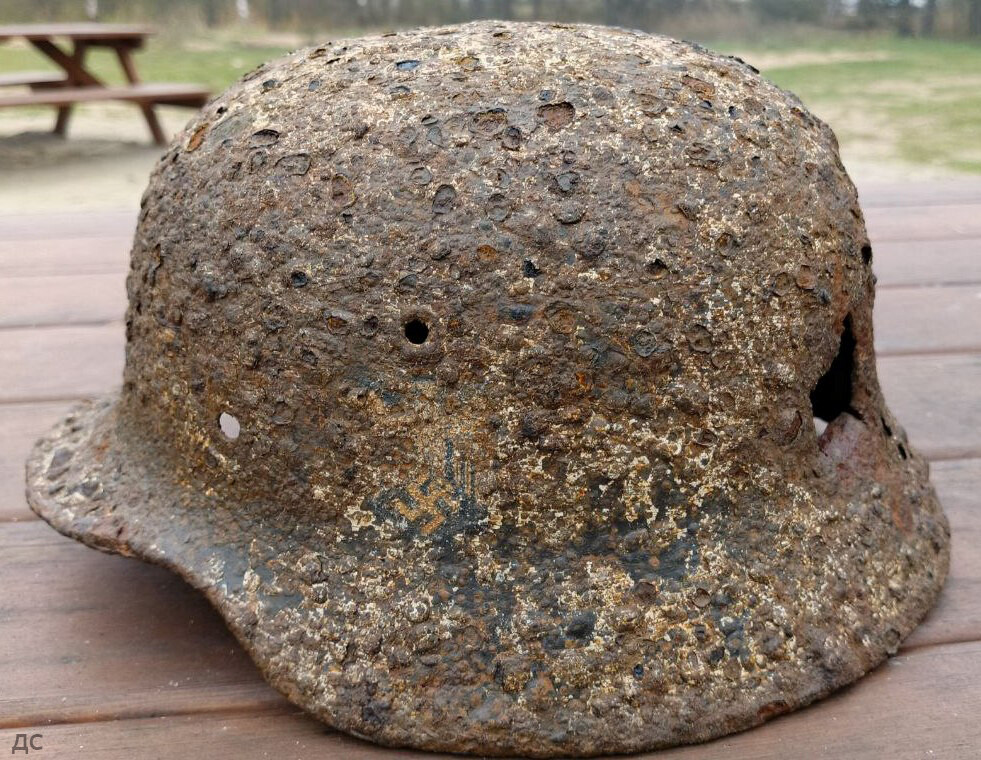 Wehrmacht helmet M40 / from Stalingrad