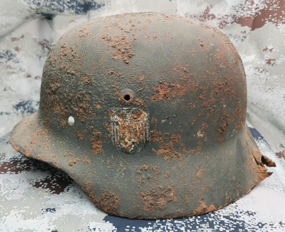 Wehrmacht helmet M40 / from Stalingrad