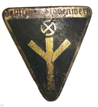Deutsches Frauenwerk badge / from Königsberg