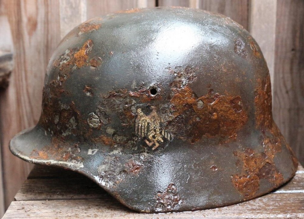 Wehrmacht helmet M40 / from Stalingrad