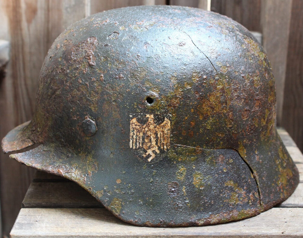 Wehrmacht helmet M40 / from Stalingrad