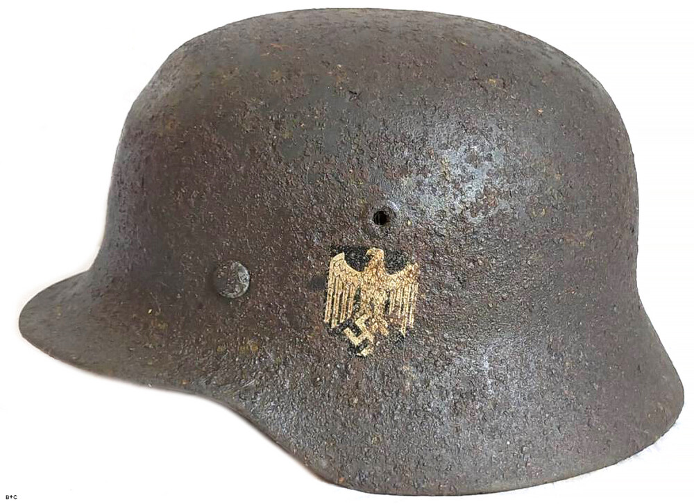 Wehrmacht helmet M40 / from Stalingrad