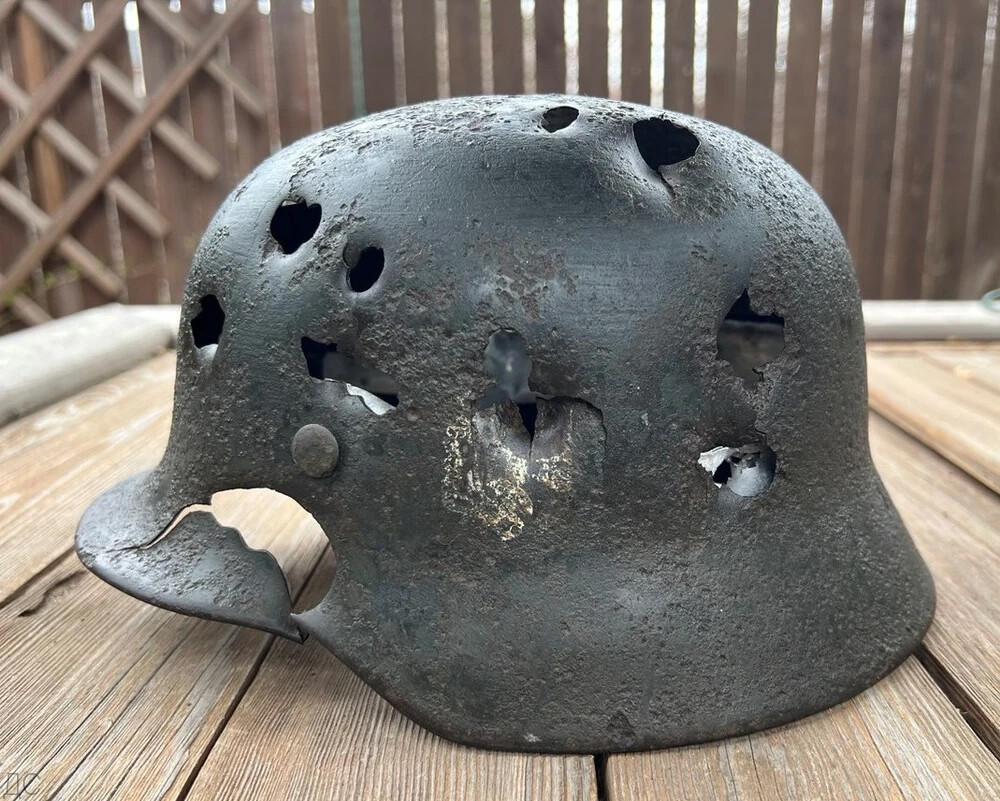 Wehrmacht helmet M40 / from Stalingrad