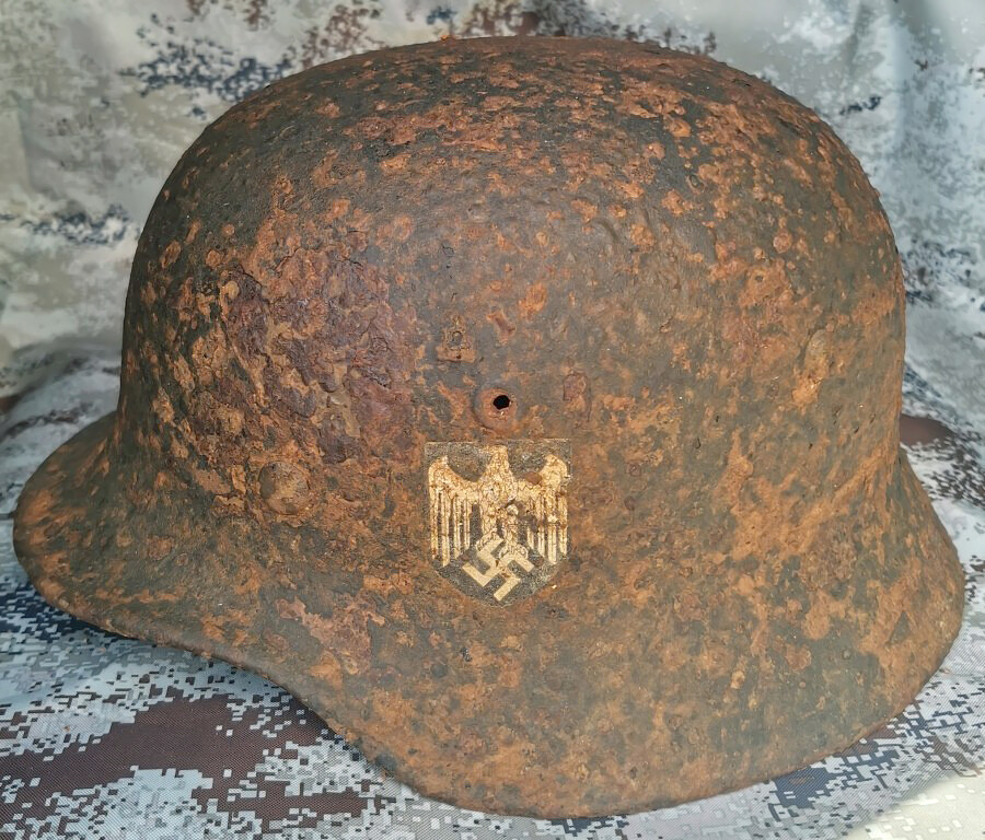 Wehrmacht helmet M40 / from Stalingrad