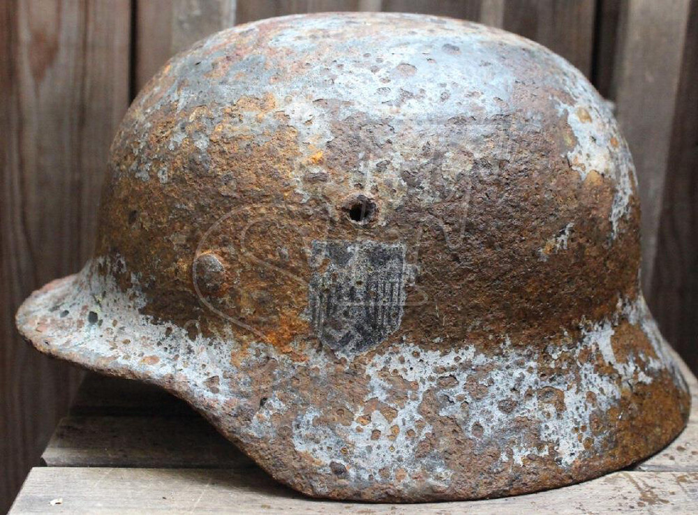 Wehrmacht helmet M40 / from Novgorod