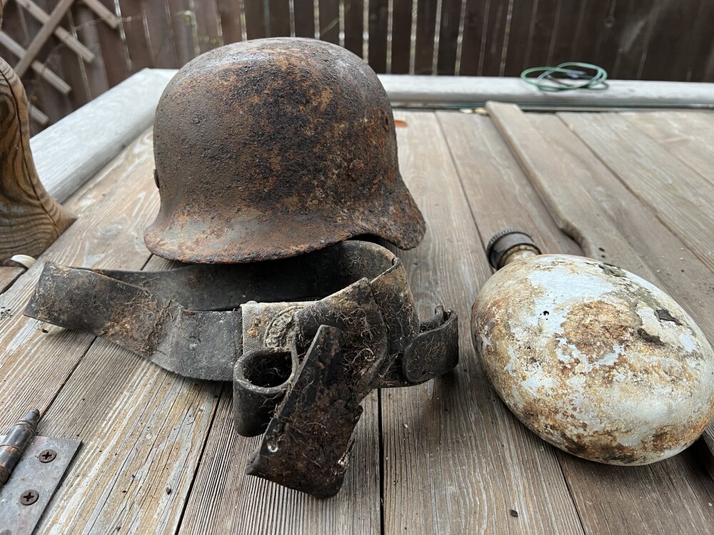 Wehrmacht helmet M40 + war items / from Stalingrad