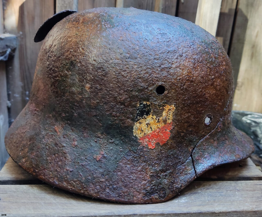 Wehrmacht helmet M35 DD / from Staraya Russa