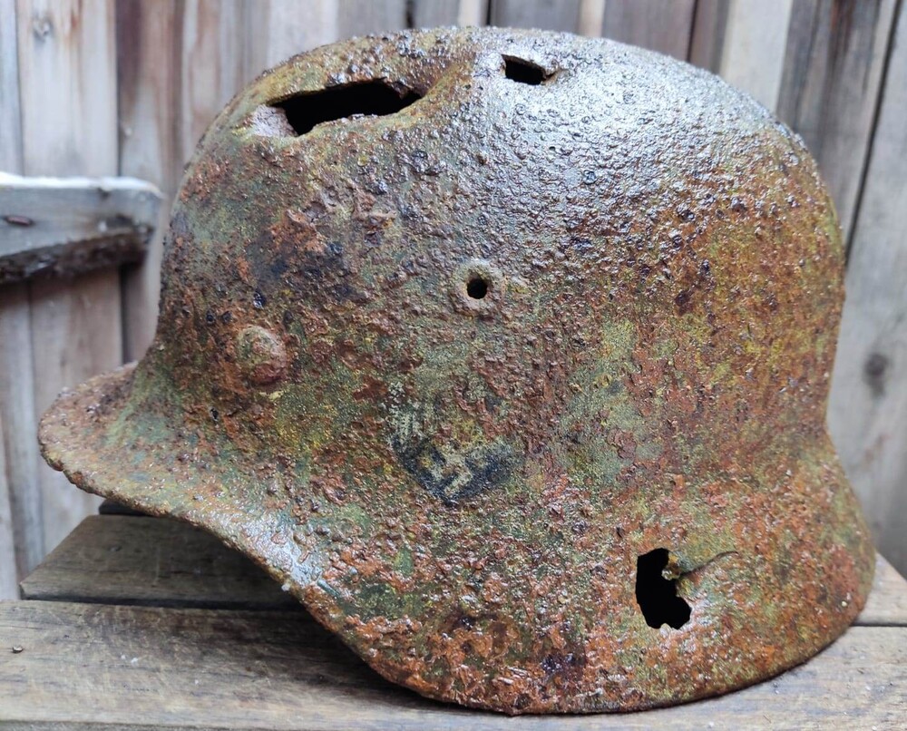 Wehrmacht helmet M40 / from Leningrad