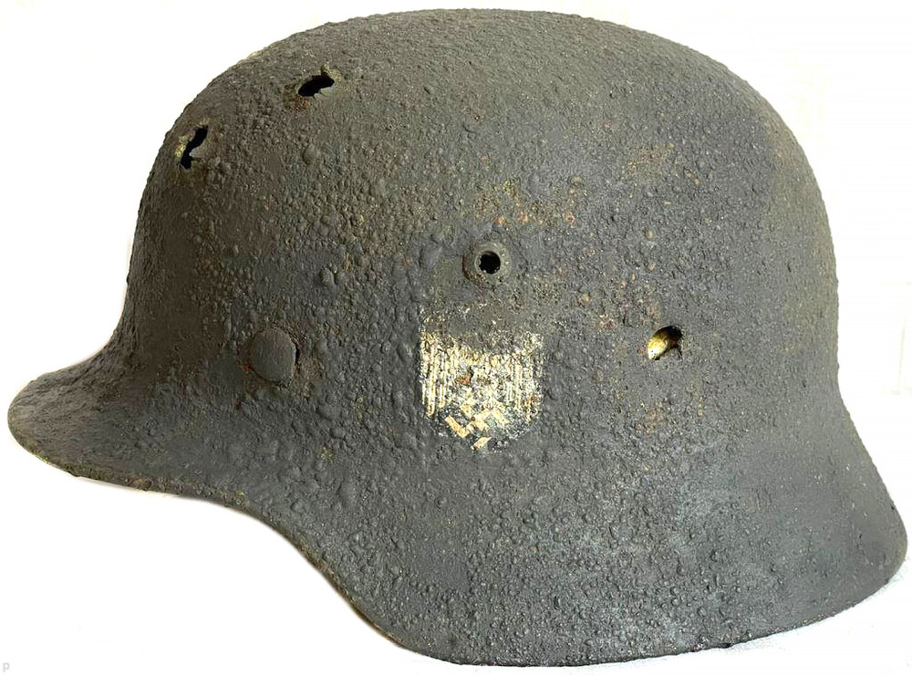Wehrmacht helmet M35 / from Stalingrad