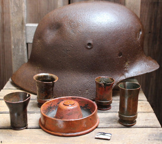 Wehrmacht helmet M40 + things from the dugout / from Karelia