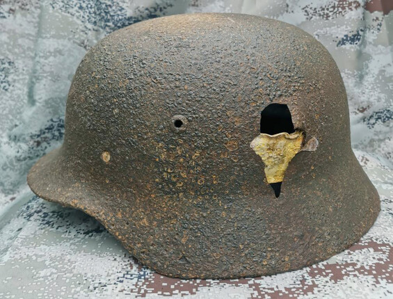 Wehrmacht helmet M35 / from Leningrad