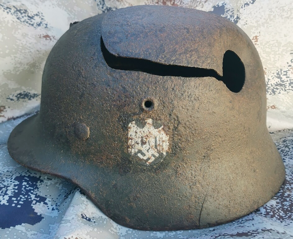 Wehrmacht helmet M40 / from Stalingrad