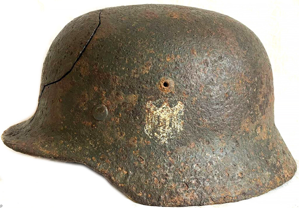 Wehrmacht helmet M35 / from Stalingrad