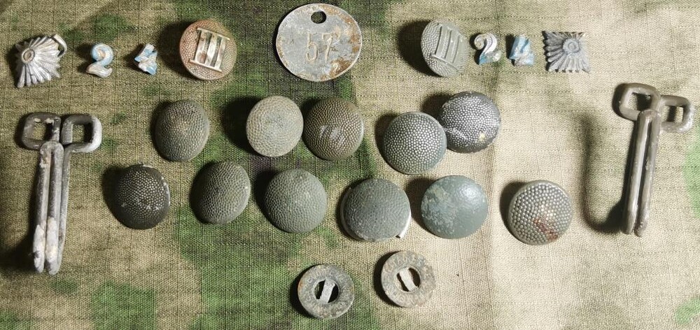 German uniform insignia items / from Stalingrad