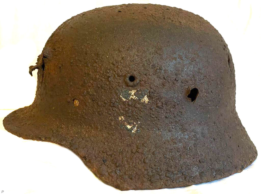 Wehrmacht helmet M40 / from Stalingrad
