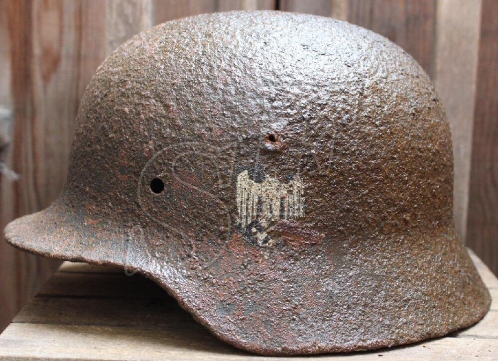Wehrmacht helmet M40 / from Stalingrad