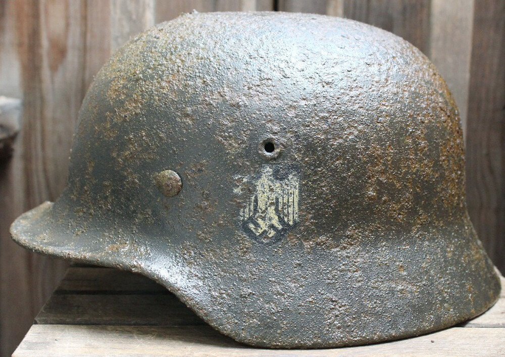 Wehrmacht helmet M40 / from Stalingrad