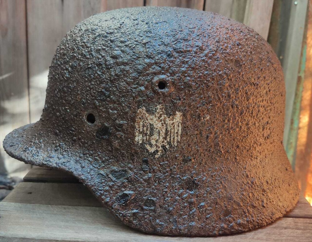 Wehrmacht helmet M40 / from Stalingrad