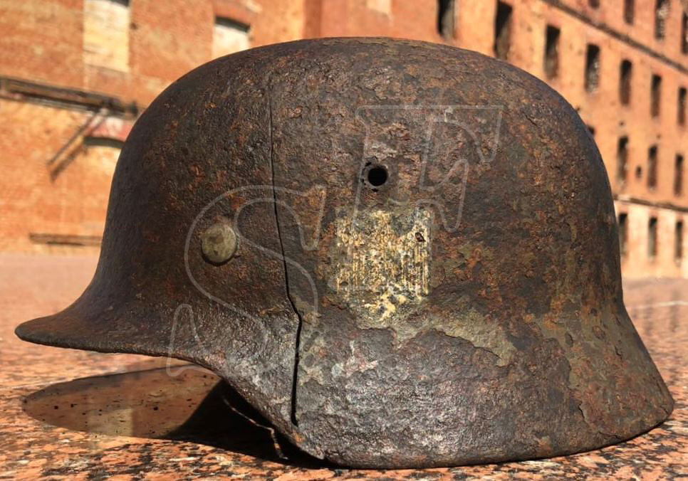 Wehrmacht helmet M40 / from Stalingrad