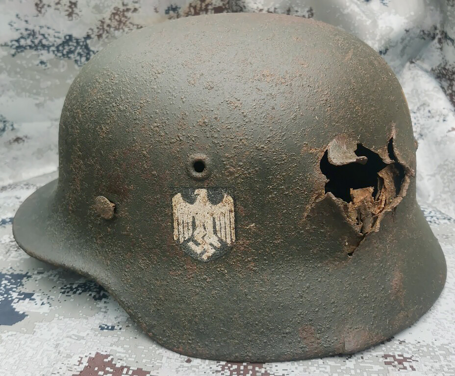 Wehrmacht helmet M40 / from Stalingrad