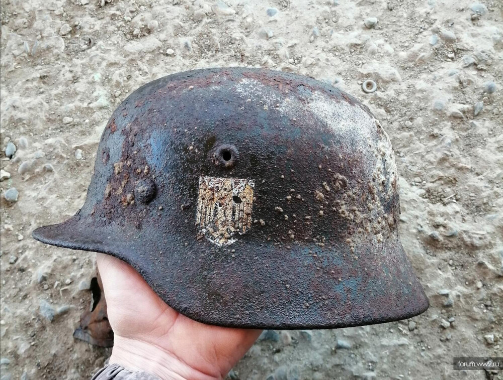 Wehrmacht helmet M40 / from Stalingrad