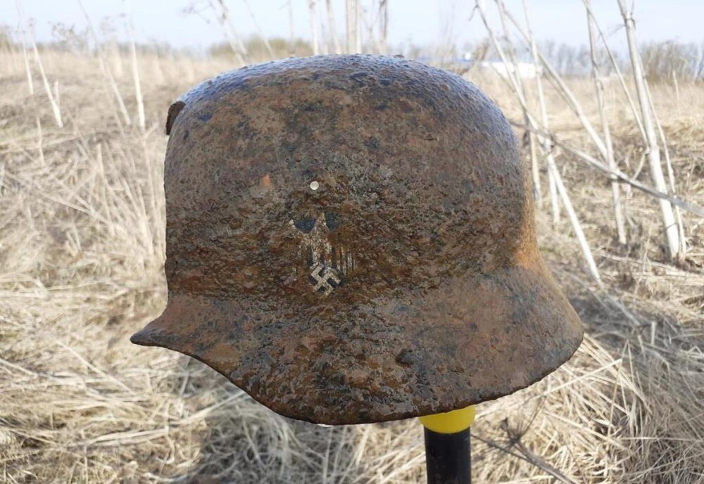 Wehrmacht helmet M40 / from Stalingrad