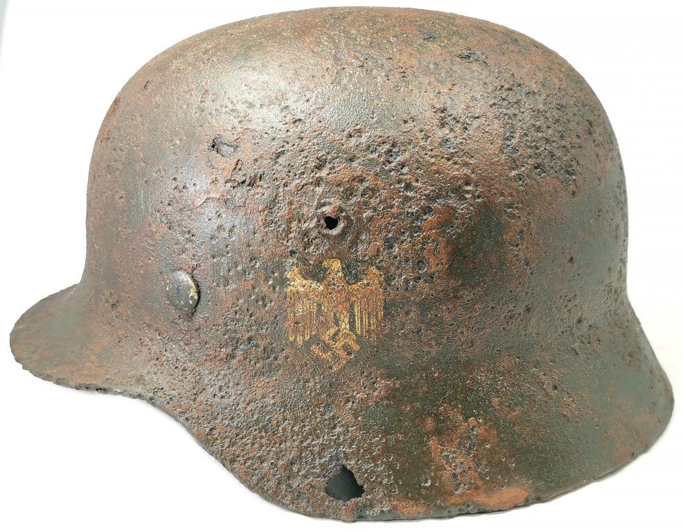 Wehrmacht helmet M40 / from Stalingrad