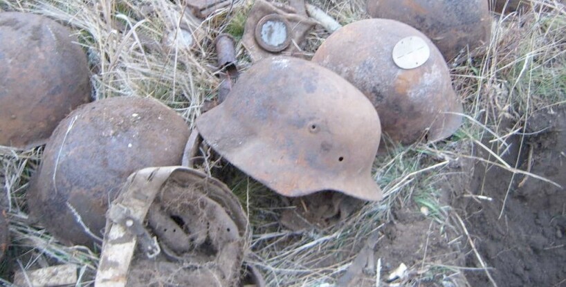 Wehrmacht helmet M40 / from Stalingrad