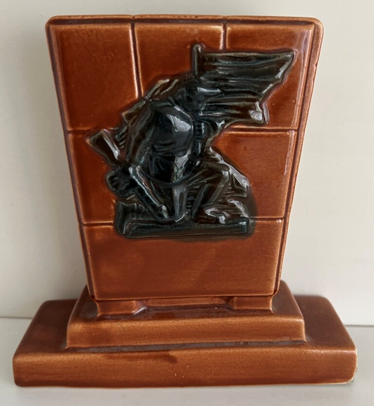 Monument Statuette