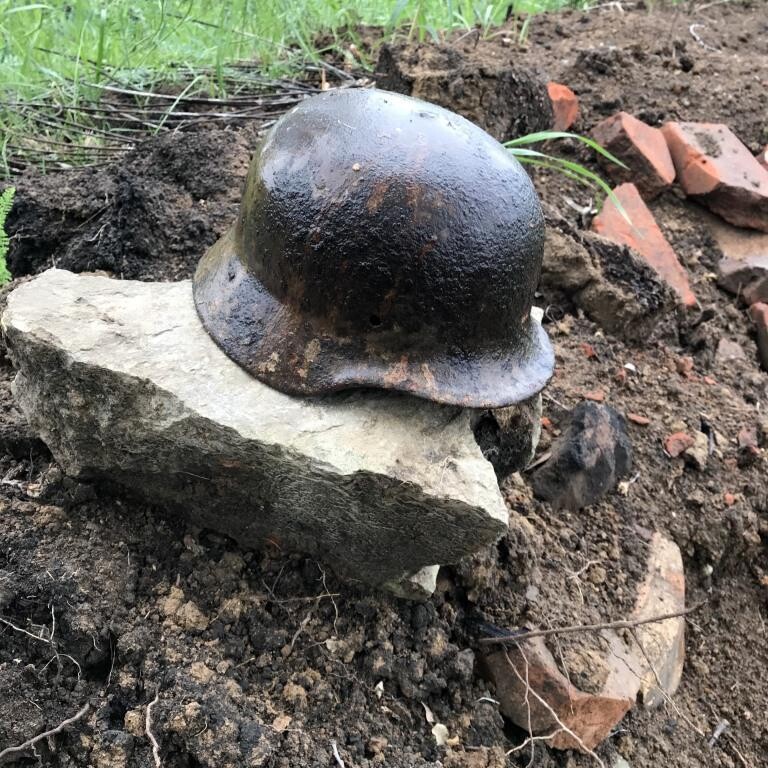 Wehrmacht helmet M40 / from Stalingrad