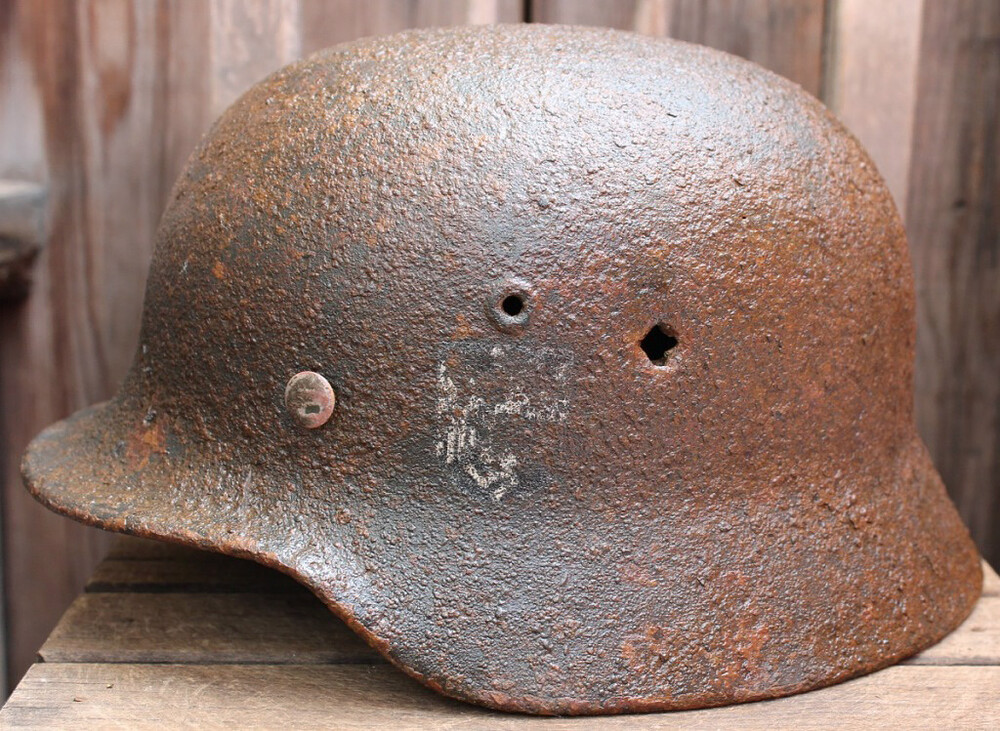 Wehrmacht helmet M40 / from Stalingrad