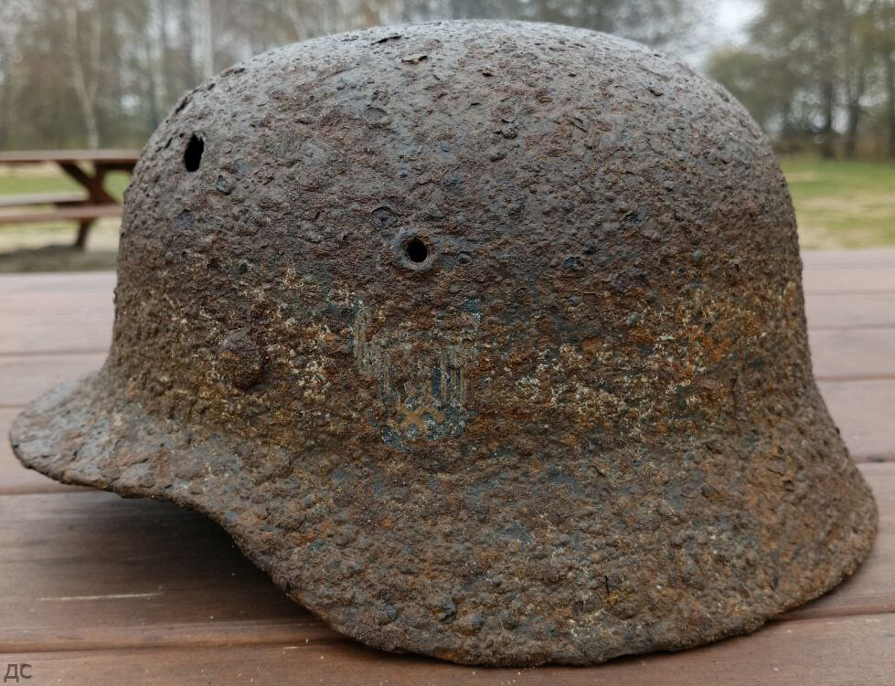 Wehrmacht helmet M40 / from Stalingrad