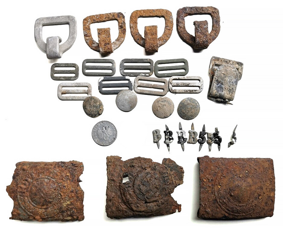 A lot of buckles and other things / from Stalingrad