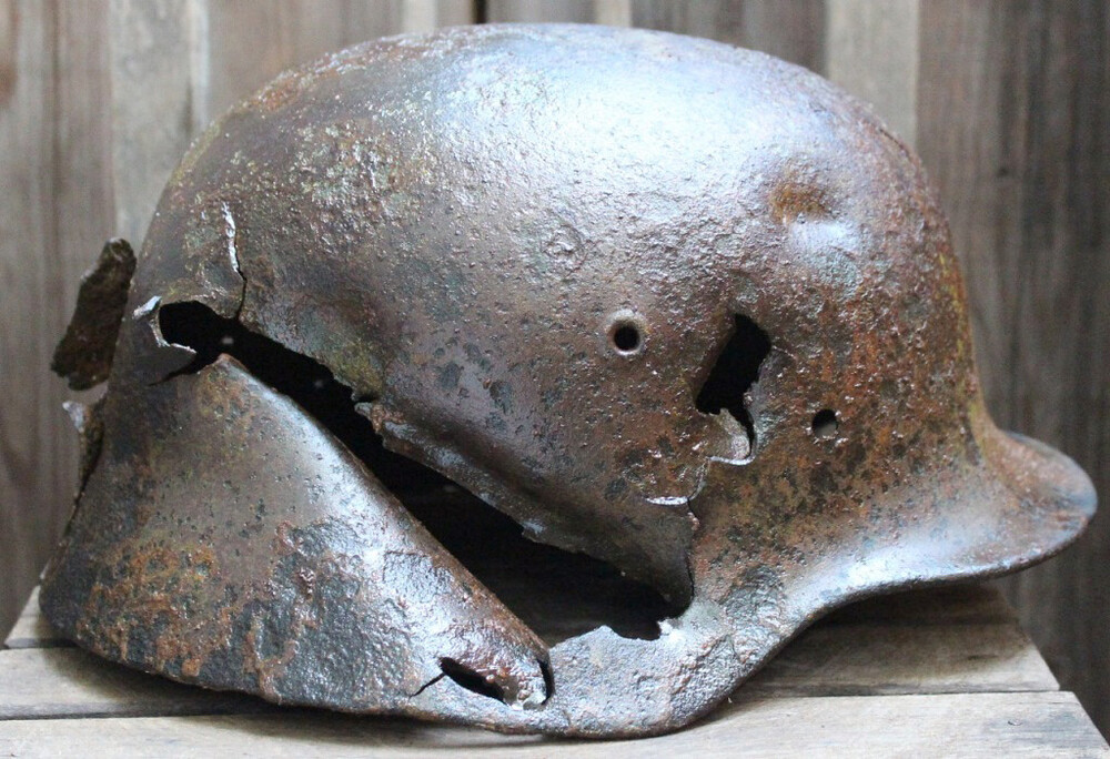 Wehrmacht helmet M40 / from Velikiye Luki