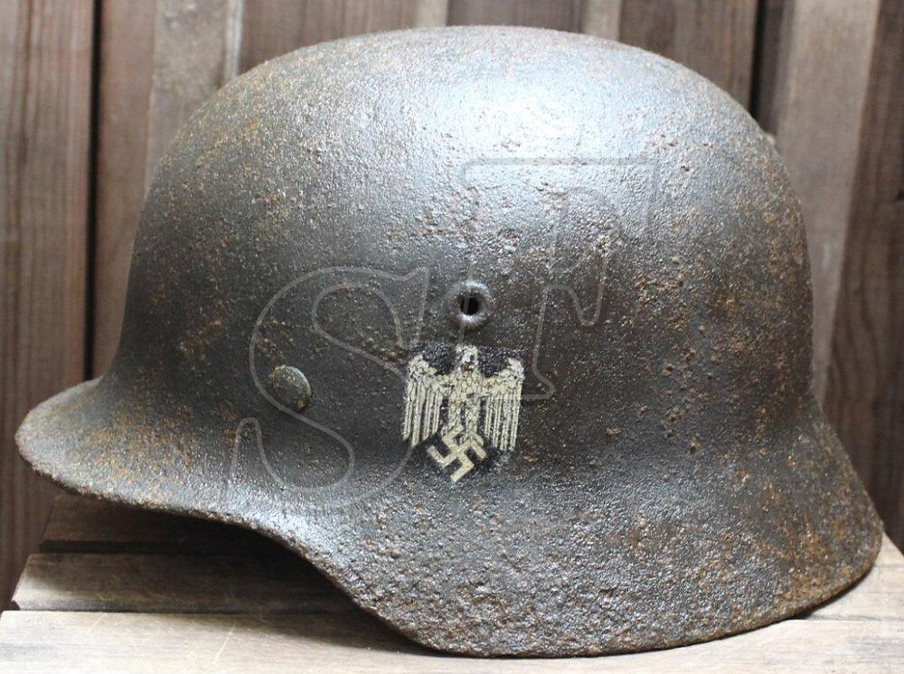 Wehrmacht helmet M40 / from Stalingrad