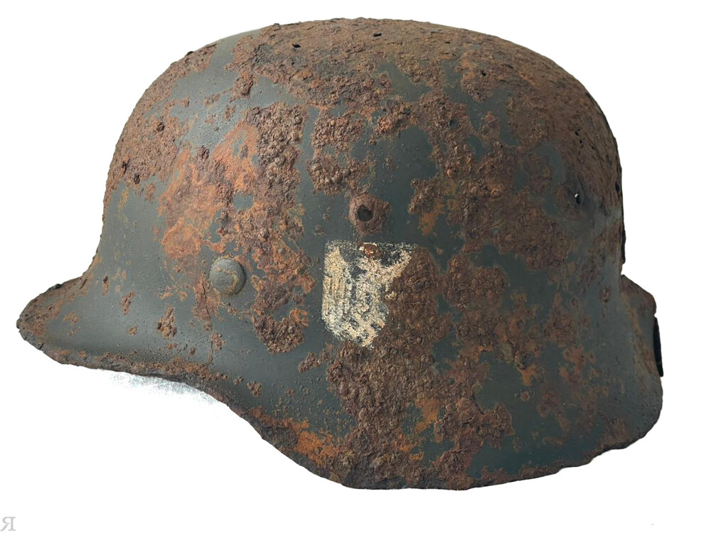 Wehrmacht helmet M40 / from Stalingrad