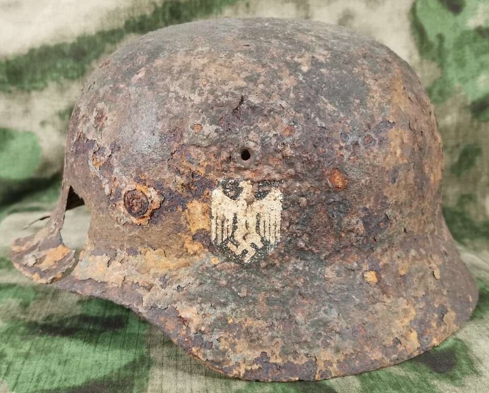 Wehrmacht helmet M40 / from Stalingrad
