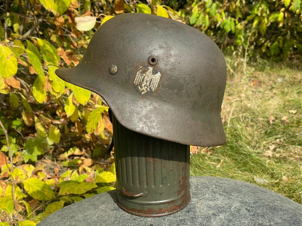 Wehrmacht helmet M40 + gasmask canister / from Murmansk