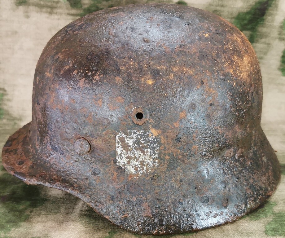 Wehrmacht helmet M40 / from Stalingrad