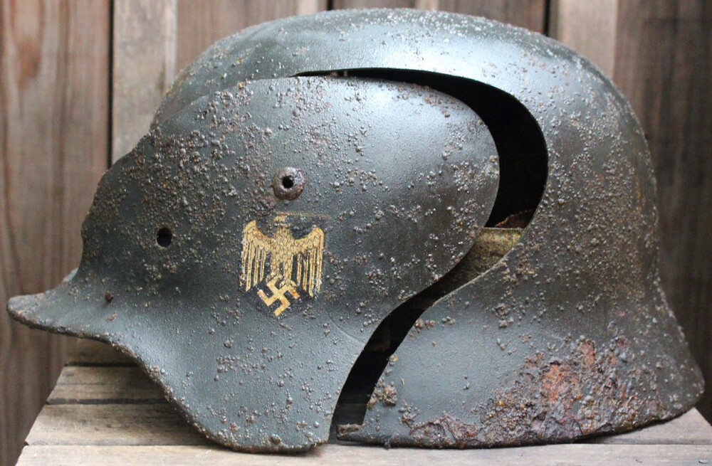 Wehrmacht helmet M35 / from Leningrad