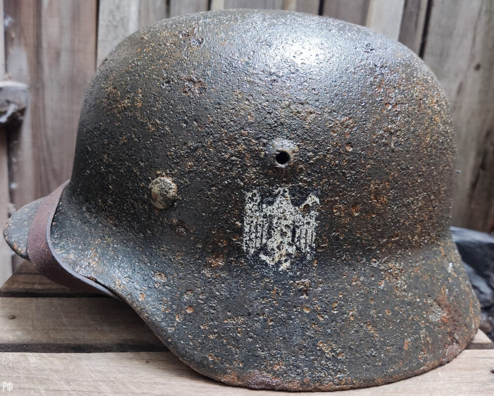 Wehrmacht helmet M40 / from Stalingrad
